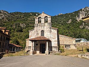 Archivo:Iglesia de San Pedro, Pola de Somiedo 01