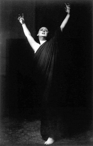 Archivo:Isadora Duncan (grayscale)