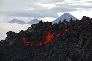 Archivo:Lava del Volcan Pacaya 2009-11-28