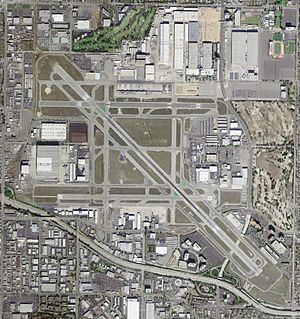Archivo:Long Beach Airport - USGS 29 March 2004