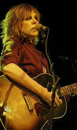 Archivo:Lucinda Williams & guitar