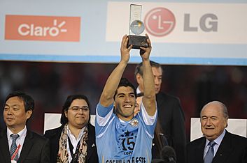 Archivo:Luis Suarez - CA2011 mvp award