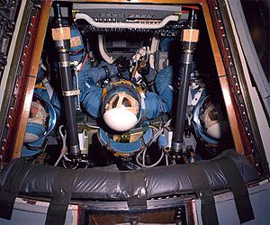 Archivo:McDivitt, Scott and Schweickart in preliminary training for Apollo AS-258 mission