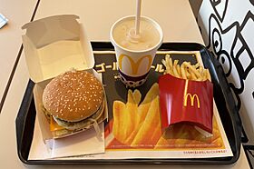 Archivo:McDonald’s Big Mac Set in Japan 2022.06.02
