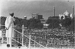 Archivo:PM Nehru addresses the nation from the Red Fort on 15 August 1947