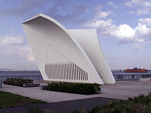 Archivo:Postcards 9 11 Memorial, St. George Esplanade, Staten Island, NY