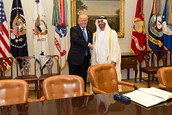 Archivo:President Donald Trump meet with His Highness Sheikh Mohamed bin Zayed Al Nahyan, Crown Prince of Abu Dhabi, in the Oval Office of the White House, Monday, May 15, 2017 (02)