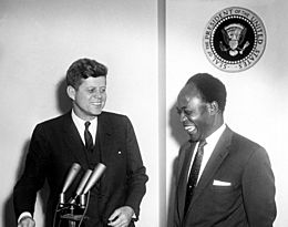 Archivo:President John F. Kennedy Meets with the President of the Republic of Ghana, Osagyefo Dr. Kwame Nkrumah (JFKWHP-AR6409-B)