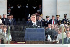 Archivo:President Ronald Reagan making his inaugural address from the United States Capitol