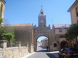 Archivo:Puerta del reloj de Villabrágima