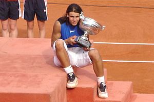 Archivo:Rafael Nadal at the 2006 French Open (crop)