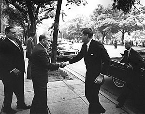 Archivo:Roberto F. Chiari greeting JFK