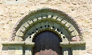 Archivo:San Esteban de Aramil-Arco del pórtico al sur-1