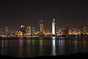 Archivo:Sandiego skyline at night