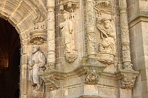 Archivo:Sculptures on the door of Saint Mary Church, Pontevedra