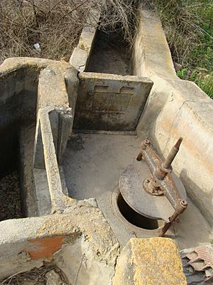 Archivo:Sistema de riego abandonado