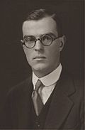 Archivo:Thornton Wilder Yale graduation photo 1920