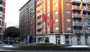 Archivo:Alcalá de Henares (RPS 03-01-2021) bandera a media asta por el fallecimiento de Arsenio Lope Huerta