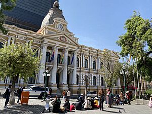 Archivo:Asamblea Legislativa desde Plaza Murillo 01