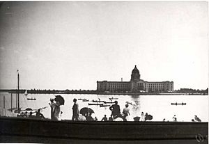 Archivo:B-779 Day out at Wascana Park c. 1910