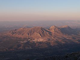 Vista general de Bedmar y su Serrezuela, desde el cerro Aznaitín
