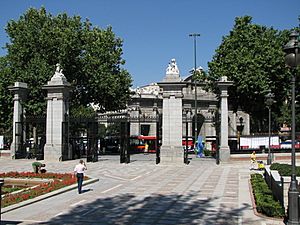 Buen Retiro - Puerta de la Independencia 01.jpg