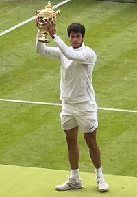 Archivo:Carlos Alcaraz Wimbledon 2023 Gentlemen's Singles Trophy