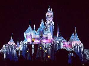 Archivo:Castillo de La Bella Durmiente decorado para las festividades navideñas de noche.
