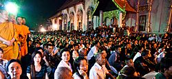 Tailandeses en una ceremonia de cremación en Wat Chedi Luang