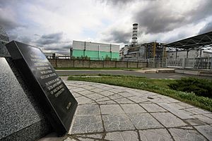 Archivo:Chernobyl-4 and the Memorial 2009-001