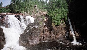 Archivo:Chutes-Coulonge 1024x584
