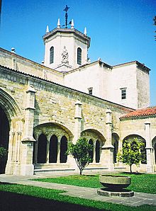 Archivo:Claustro - Catedral Santander