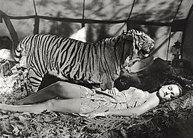 Archivo:Dorothy Lamour in Beyond the Blue Horizon 1942
