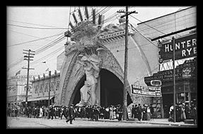 Archivo:Entrance to Dreamland Coney Island Eugene Wemlinger 1908 Brooklyn Museum