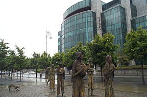 Archivo:Famine sculpture in front of the International Financial Services Centre Dublin 2006