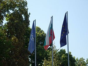 Archivo:Flags of Nato, Bulgaria, European Union - Military club, Plovdiv, Bulgaria