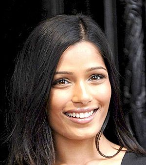 Archivo:Freida Pinto unveils Liberty Store's new look in London (watermark removed)
