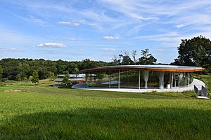 Archivo:Grace Farms River building