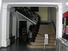Vista del vestíbulo y la escalera, cerca de la cual se puede ver el Dragón de Tarrasa.