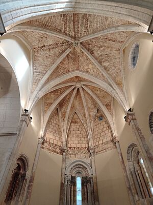 Archivo:Iglesia de Añua, restos de pinturas rojas medievales