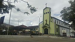 Iglesia parroquial y parque de San Juan, Gualaceo.jpg