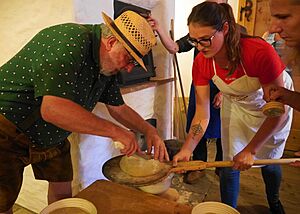 Archivo:Lesachtaler Brotherstellung, Bread making in the Lesachtal Valley 13