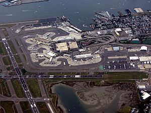 Archivo:Logan Airport aerial view