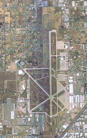 Archivo:McClellan Air Force Base - CA 9 May 2002