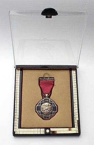 Archivo:Medal, order (AM 2014.7.12-16)