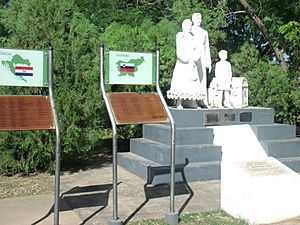 Archivo:Monumento a los inmigrantes en la plaza Sarmiento, Las Breñas