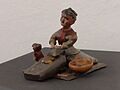 Mujer moliendo trigo, ceramica policromada 1924