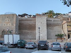 Archivo:Muralla Vélez-Málaga