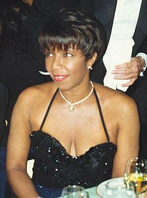 Archivo:Natalie Cole at the 44th Emmy Awards cropped and airbrushed