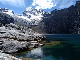 Nevado Churup, cara suroeste, y laguna.jpg